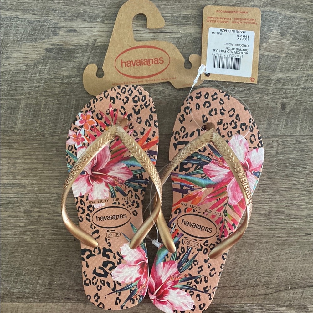 Havaianas Gold Flip Flops with Elegant Design